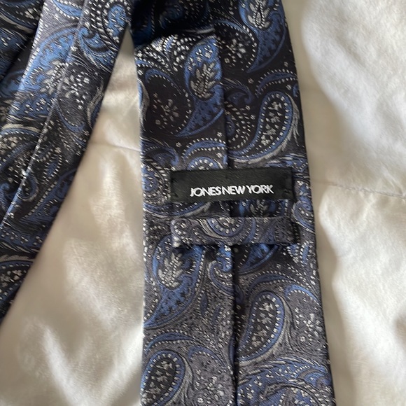 Gray, silver, and cornflower blue Jones New York men’s tie - Picture 2 of 2